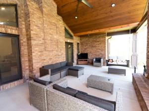 7078 Custom Home outdoor living