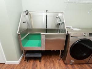 Custom 4 Bedroom laundry room